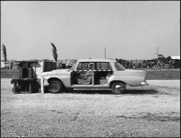 Am 10. September 1959 beginnt Mercedes-Benz mit systematischen Unfallversuchen. Foto des ersten Crashtests, der einen Frontalaufprall eines Fahrzeugs der Baureihe W 110 simuliert.